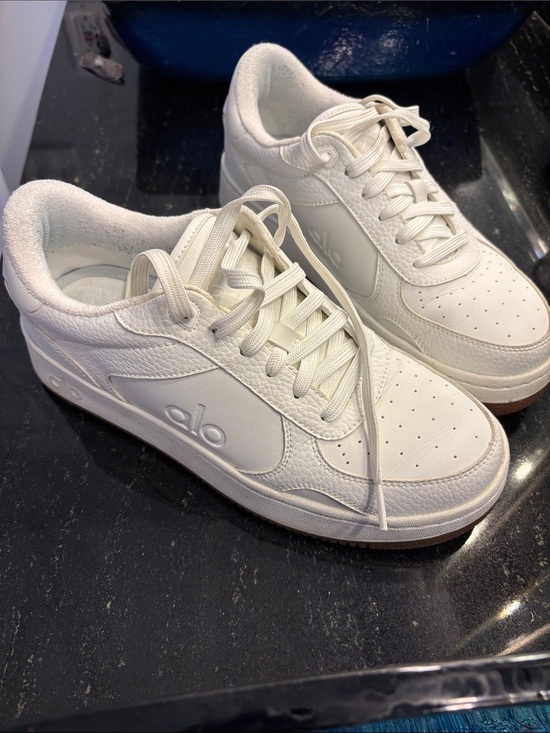 ALO Yoga Shoes - ALO Yoga Women's Cream White Low-Top Sneakers, 7.5